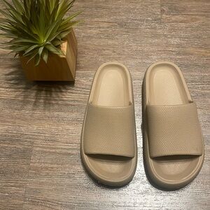 Women’s tan rubber slides